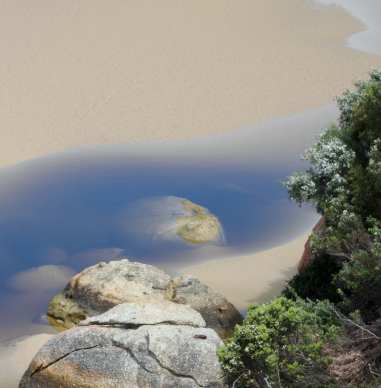 A picture of sand and water